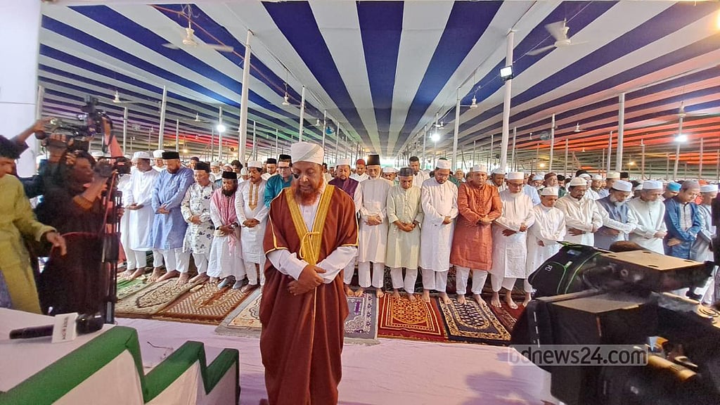 চট্টগ্রামের জমিয়তুল ফালাহ জাতীয় মসজিদ প্রাঙ্গণে ঈদের প্রথম ও প্রধান জামাত অনুষ্ঠিত হয়। ছবি: সুমন বাবু 