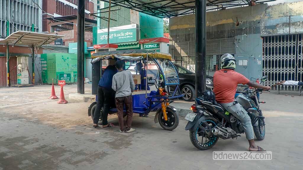 রাজধানীর দৈনিকবাংলা এলাকার একটি ফিলিং স্টেশনে নেই অকটেন ও পেট্রোল। বাসাবাড়ির জেনারেটর চালানোর জন্য অনেকে ডিজেল নিচ্ছেন সেখান থেকে।