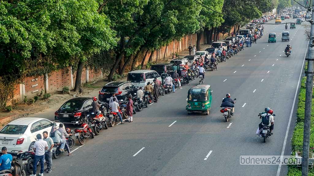 রাজধানীর তেজগাঁওয়ের এলেনবাড়ি এলাকার ট্রাস্ট ফিলিং স্টেশনের বাইরে তেল নেওয়ার অপেক্ষায় থাকা যানবাহনগুলো লাইন চলে গেছে প্রায় দুই কিলোমিটার।