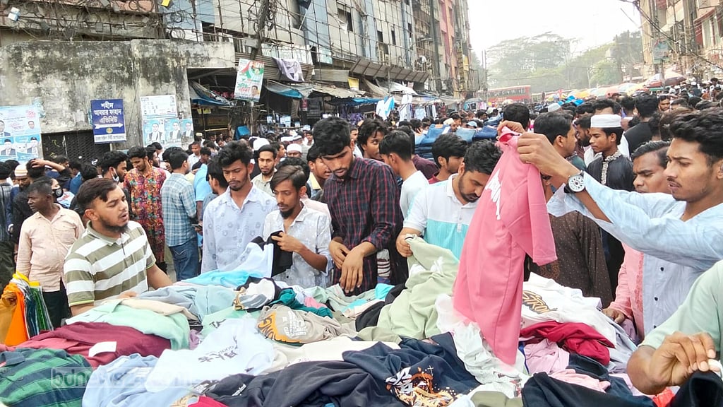 সাধ আর সাধ্য ‘মেলানোর’ ফুটপাতে ঈদের হাঁকডাক