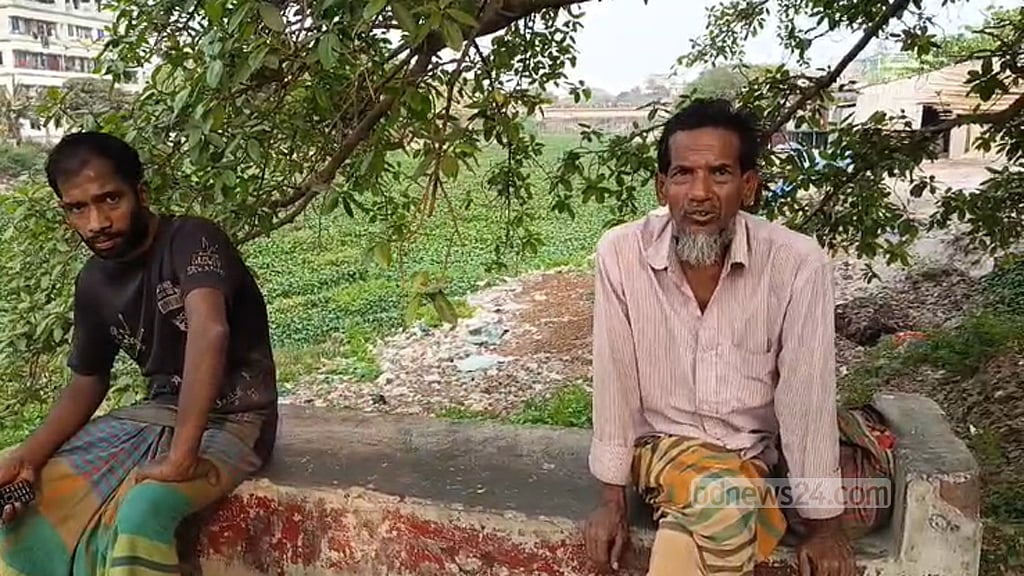 কেরাণীগঞ্জ উপজেলার আটিবাজার এলাকার বাসিন্দা হাফিজুল হাসানের পেছনে মৃতপ্রায় জয়নগর খাল।