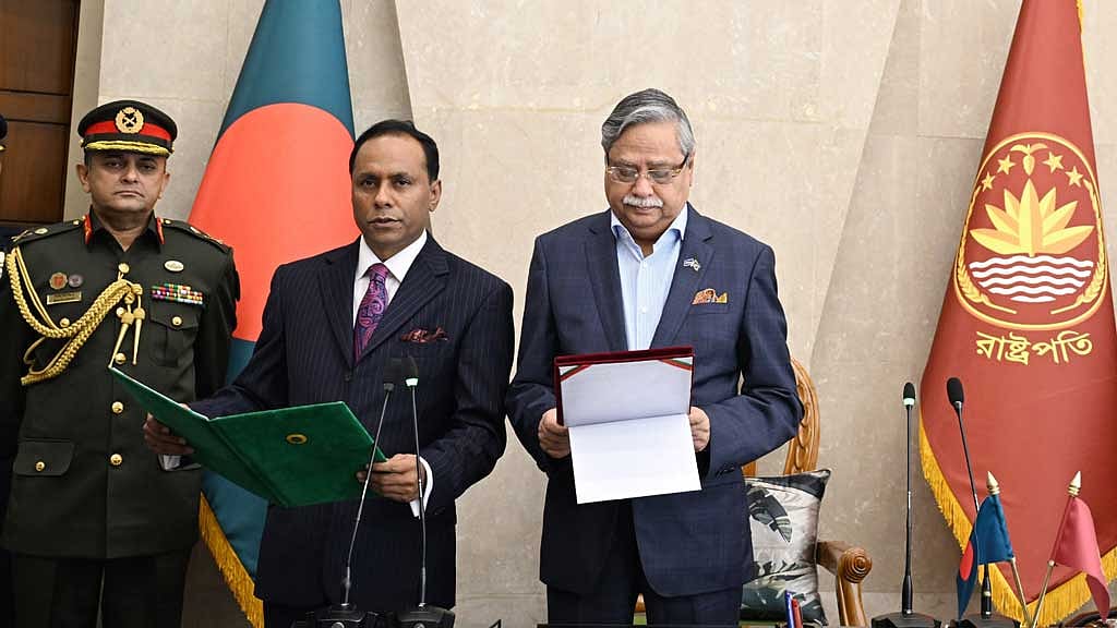 ত্রয়োদশ সংসদের ডেপুটি স্পিকার হিসেবে শপথ নিচ্ছেন কায়সার কামাল।