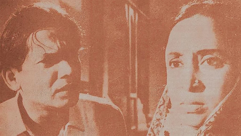 ‘জীবন থেকে নেয়া’য় পরিবারে বড় বোনের কড়া শাসনে আতঙ্কিত সদস্যদের মধ্য দিয়ে পাকিস্তানের স্বৈরাচারী শাসনের ভয়াবহতা মূর্ত করা হয়েছে। চলচ্চিত্রের একটি দৃশ্যে খান আতাউর রহমান ও রওশন জামিল। ছবি: ভিডিও থেকে