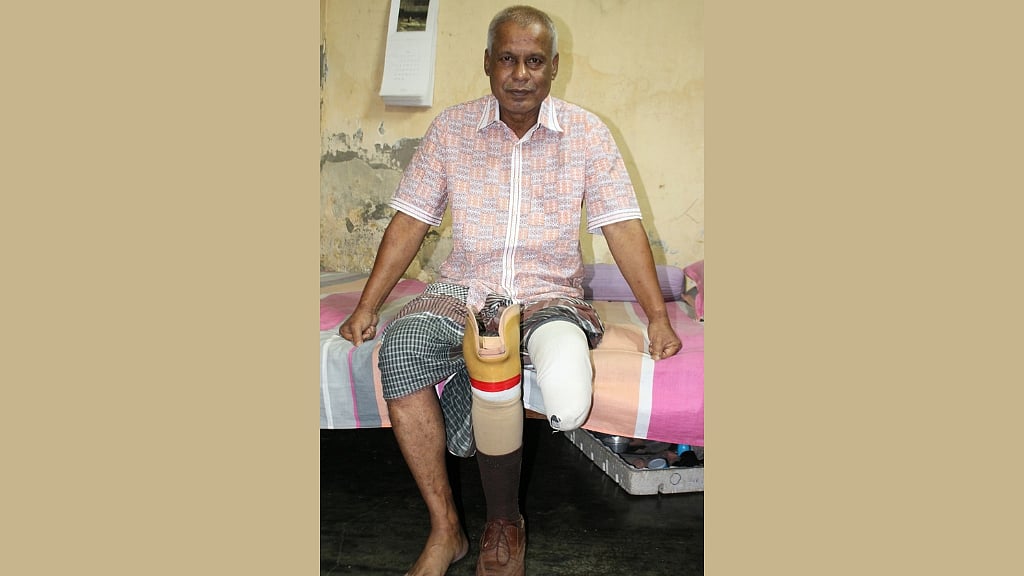 পাকিস্তানি সেনাদের পুঁতে রাখা মাইনের আঘাতে উড়ে যায় নূর ইসলামের বাঁ পায়ের হাঁটুর নিচের অংশ, ছবি: সালেক খোকন।