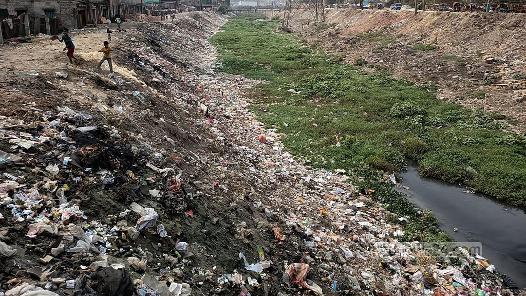 কামরাঙ্গীরচর লোহার ব্রিজের খাল। খননের পর আবার ভরে উঠছে মানুষের ফেলা বর্জ্যে।
