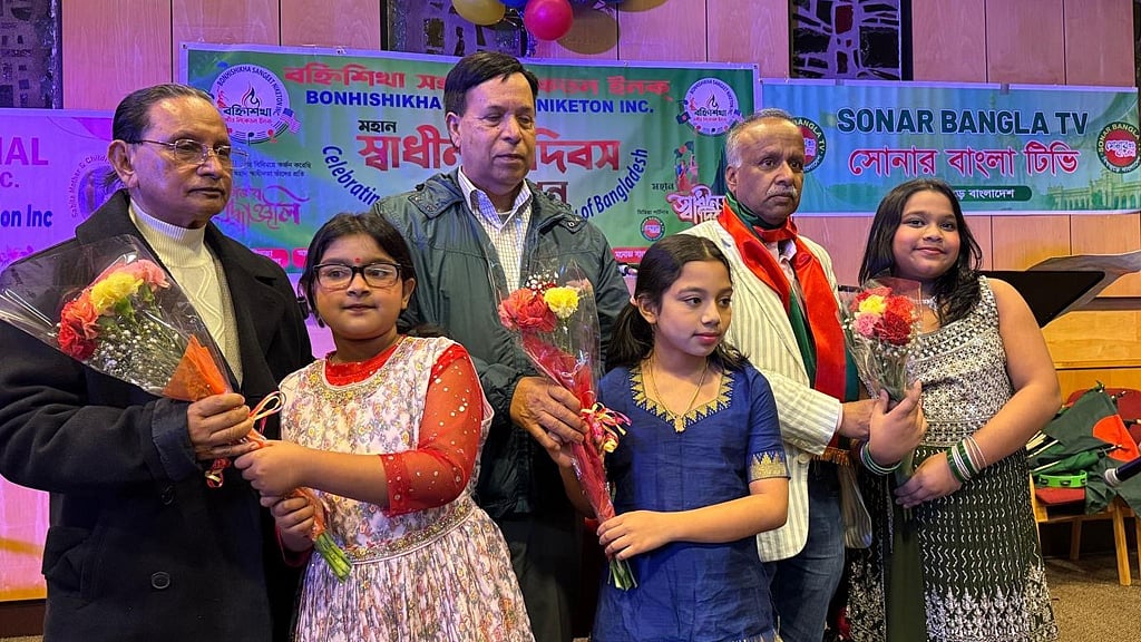 বীর মুক্তিযোদ্ধাদের ফুল দিয়ে শুভেচ্ছা জানানো হয় অনুষ্ঠানে 