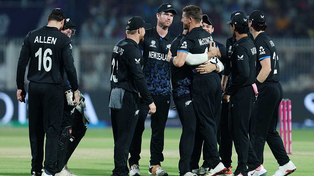 দ্বিতীয় ওভারে জোড়া উইকেট এনে দেওয়া কোল ম্যাককনকিকে ঘিরে সতীর্থদের উল্লাস। ছবি: রয়টার্স