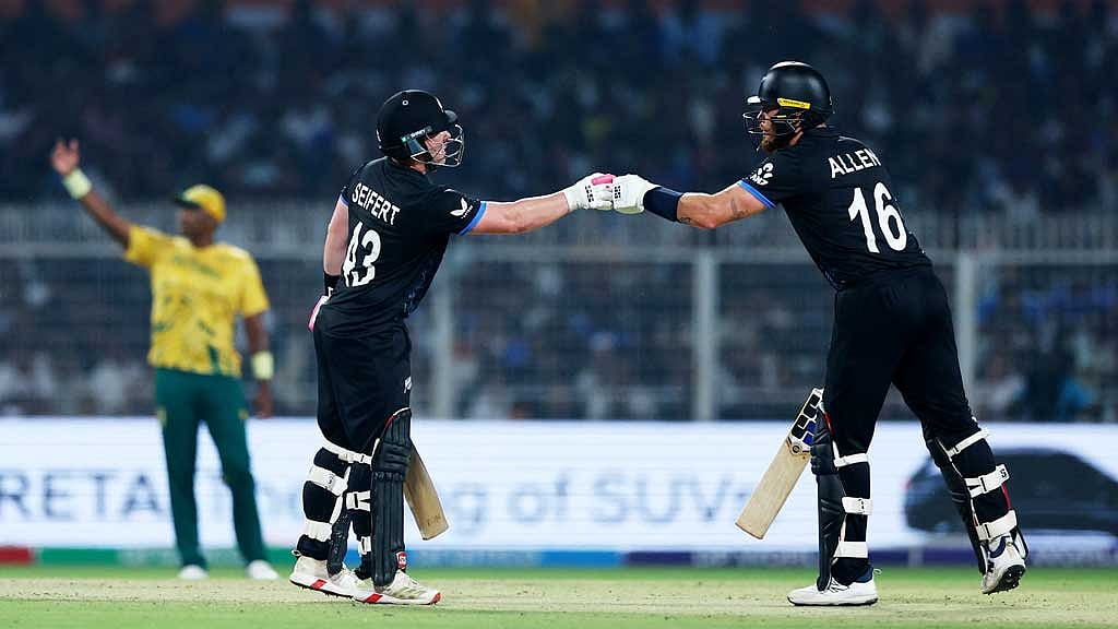 রান তাড়ায় বিস্ফোরক জুটিতে জয়ের ভিত গড়ে দেন সাইফার্ট ও অ্যালেন। ছবি: রয়টার্স
