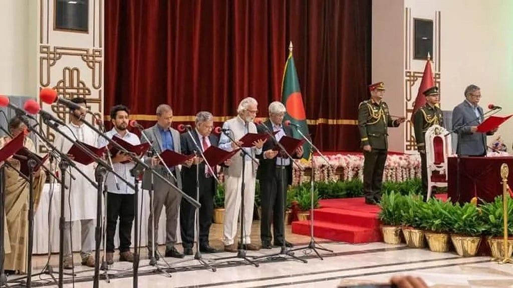 ২০২৪ সালের ৮ অগাস্টের শপথ গ্রহণ অনুষ্ঠানে অন্য উপদেষ্টাদের সঙ্গে নাহিদ ইসলাম ও আসিফ মাহমুদ সজীব ভুঁইয়া। ফাইল ছবি  