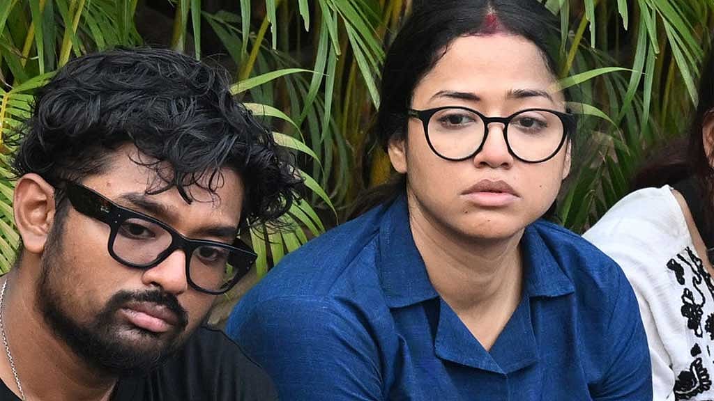 অভিনেত্রী সোহিনী সরকার ও তার স্বামী গায়ক শোভন গঙ্গোপাধ্যায়। শোকে বাকরুদ্ধ এই দম্পতি। সৃজিত মুখোপাধ্যায় পরিচালিত ব্যোমকেশ সিরিজের ‘দুর্গ রহস্য’তে রাহুল ও সোহিনী অভিনয় করেছেন। 