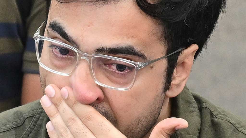 পর্দার অজিতকে শেষবারের মত দেখতে এসেছিলেন ব্যোমকেশ। অভিনেতা আবীর চট্টোপাধ্যায়ের ভাষ্য, রাহুল কেবল তার সহকর্মী ছিলেন না, ছিলেন ‘ভাই’। এসেছিলেন আবীরের বাবা-মা অভিনেত্রী ফাল্গুনী চট্টোপাধ্যায় ও রুমকি চট্টোপাধ্যায়ও।