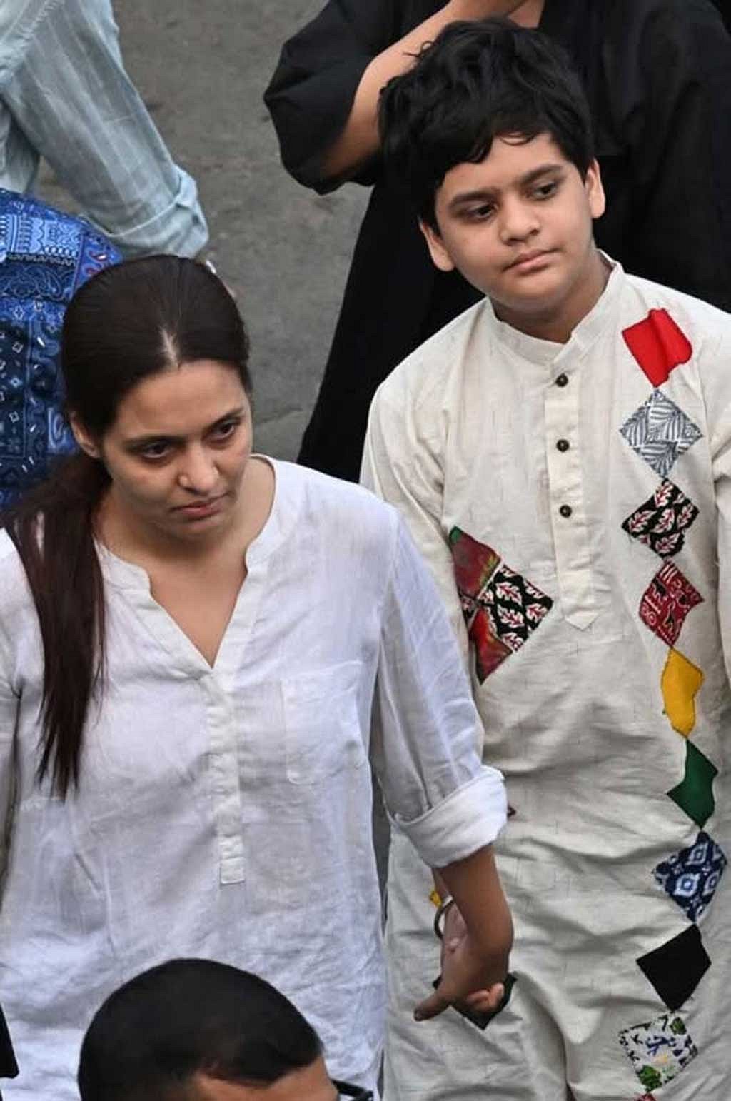 রাহুলের শেষ বিদায়ে একমাত্র সন্তান সহজকে নিয়ে স্ত্রী প্রিয়াঙ্কা সরকার।
