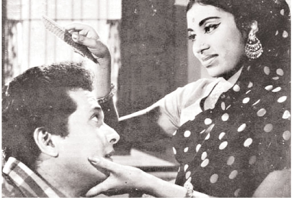 ‘জীবন থেকে নেয়া’ চলচ্চিত্রের একটি দৃশ্যে রাজ্জাক ও সুচন্দা। ছবি: ভিডিও থেকে