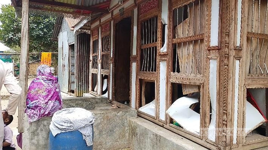 শরীয়তপুরের নড়িয়ায় ২৩ মার্চ বিএনপি ও জামায়াতে ইসলামীর সমর্থকদের মধ্যে সংঘর্ষের সময় অন্তত ৪০টি বাড়ি ভাঙচুর করা হয়েছে।