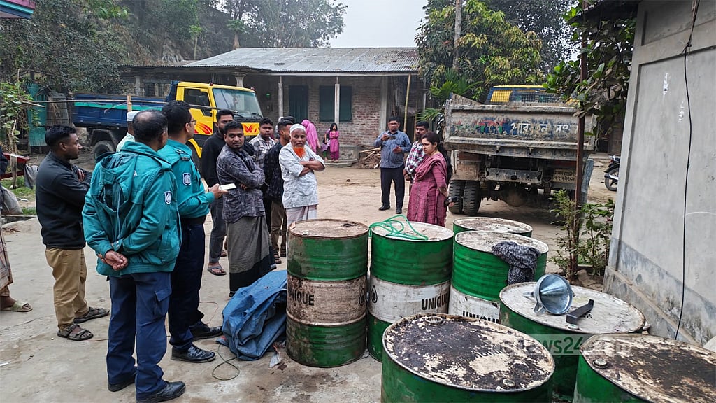 সিলেটে বাসবাড়িতে অবৈধভাবে মজুদ করা তেল জব্দ করে এবং তিনজনকে তিন মাসের কারাদণ্ড দেওয়া হয়।