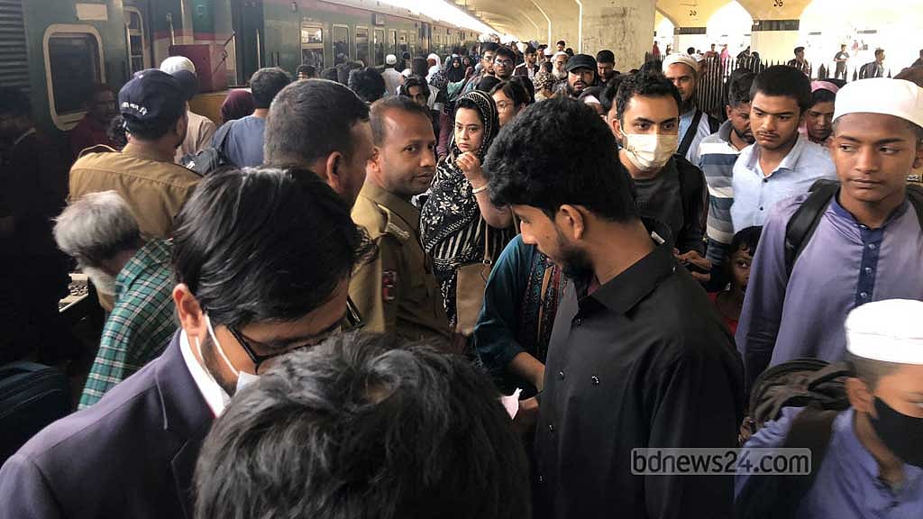 দেশের বিভিন্ন জেলা থেকে শনিবার কমলাপুর রেলওয়ে স্টেশনে আসা প্রতিটি ট্রেনই ছিল যাত্রীতে ঠাসা। 