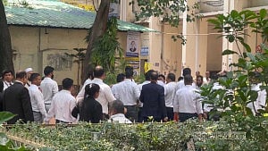 আদালতে আওয়ামীপন্থি আইনজীবীদের মানববন্ধন, সরিয়ে দিল বিএনপিপন্থিরা