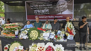 ফুলেল শ্রদ্ধায় আতাউর রহমানকে শেষ বিদায়
