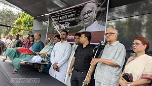 মায়ের কবরে শায়িত হলেন আতাউর রহমান