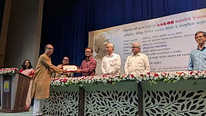 বাংলা একাডেমির ‘রবীন্দ্র পুরস্কার’ পেলেন নৃপেন্দ্রলাল দাশ ও বুলবুল ইসলাম