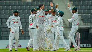 লাগাম নেওয়ার দিনে দেড়শ ছাড়িয়ে বাংলাদেশের লিড