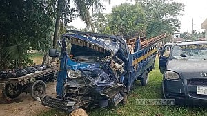 বরগুনায় ব্রিজে পিকআপ ভ্যানের ধাক্কা, সহকারীর মৃত্যু