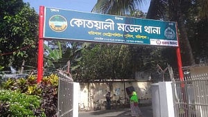 চরমোনাইয়ে মাদ্রাসা ভবনের ছয়তলা থেকে ছাত্রীর লাফ