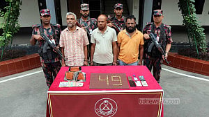 যশোরে প্রাইভেট কারে লুকানো ছিল তিন কেজি স্বর্ণ, আটক ৩