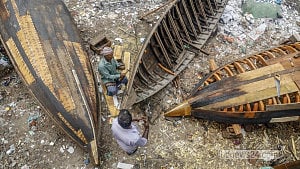 বর্ষার আগে নৌকা মেরামত