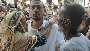 স্বরাষ্ট্র ও পররাষ্ট্রমন্ত্রীকে ‘চুড়ি পরিয়ে রাখা দরকার’: নাসীরুদ্দীন পাটওয়ারী