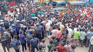 Traffic resumes on Ctg road after blockade ends