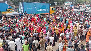 বকেয়া বেতন: চট্টগ্রামে ৬ ঘণ্টা পর সড়ক ছাড়লেন শ্রমিকরা