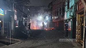 চট্টগ্রামে শিশু ‘ধর্ষণের’ সন্দেহভাজনকে ছিনিয়ে নেওয়ার চেষ্টা, ঘেরাওয়ের মুখে পুলিশ