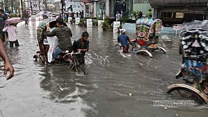 দেড় ঘণ্টার বৃষ্টিতে চট্টগ্রাম নগরীতে জলাবদ্ধতা
