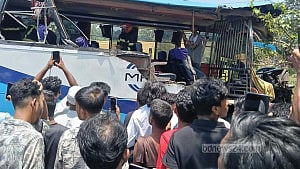দুই বাসের সংঘর্ষে প্রাণ গেল বৃদ্ধার, আহত ১১
