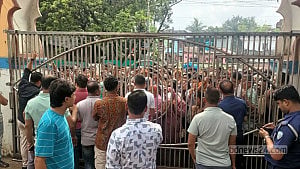 কুমিল্লায় বিএনপি নেতা আটকের পর থানা ঘেরাও, বাস বন্ধ
