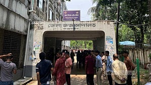 কক্সবাজার আদালতে বিএনপি নেতাকে লক্ষ্য করে গুলি, ভাই গুলিবিদ্ধ
