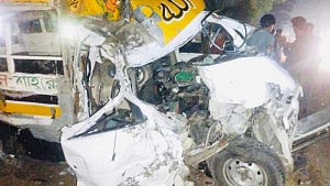 চট্টগ্রামের শিকলবাহায় বাস ও লেগুনার সংঘর্ষে নিহত ৩