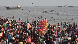 পতেঙ্গা সৈকতে ঈদ আনন্দ