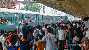 ছুটির শেষ দিনেও বাড়ি ফেরা