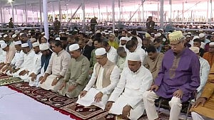 ঈদ জামাতে শান্তির প্রার্থনা
