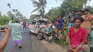 5 die in bus-ambulance crash in Faridpur