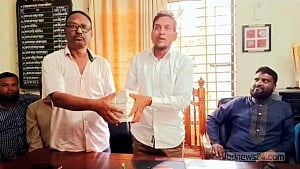 জামালপুরে বিএনপি নেতাদের হাতে ভিজিএফ কার্ড তুলে দিলেন চেয়ারম্যান