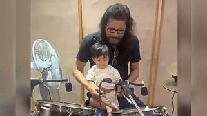 বাবার হাত ধরে ড্রাম বাজানো শিখছেন জেমসের ছেলে জিবরান