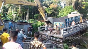 ঝালকাঠিতে পাথরবোঝাই ট্রাকের ভারে সেতু ধসে যোগাযোগ বিচ্ছিন্ন