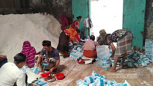 চাহিদা বাড়লেও লবণ শ্রমিকদের জীবন বদলায় না