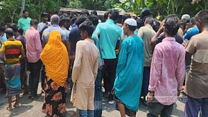 ঝালকাঠিতে ট্রলি উল্টে চালকের মৃত্যু, হেলপার আহত