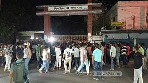 নাসীরুদ্দীন পাটওয়ারীর ওপর হামলার ঘটনায় মামলা, প্রতিবাদে থানা ঘেরাও
