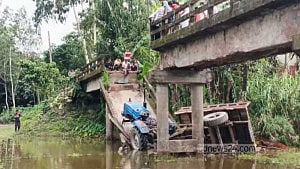 কুড়িগ্রামে সেতু ভেঙে ট্রলি খাদে, আহত ৬