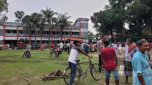 কুড়িগ্রামে কলেজের তালা ভেঙে পশুর হাট, অভিযোগ সাবেক ছাত্রদল নেতার বিরুদ্ধে